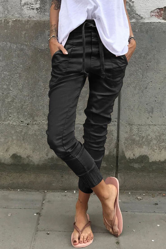 Pantalones negros con bolsillos y cordón de cintura alta