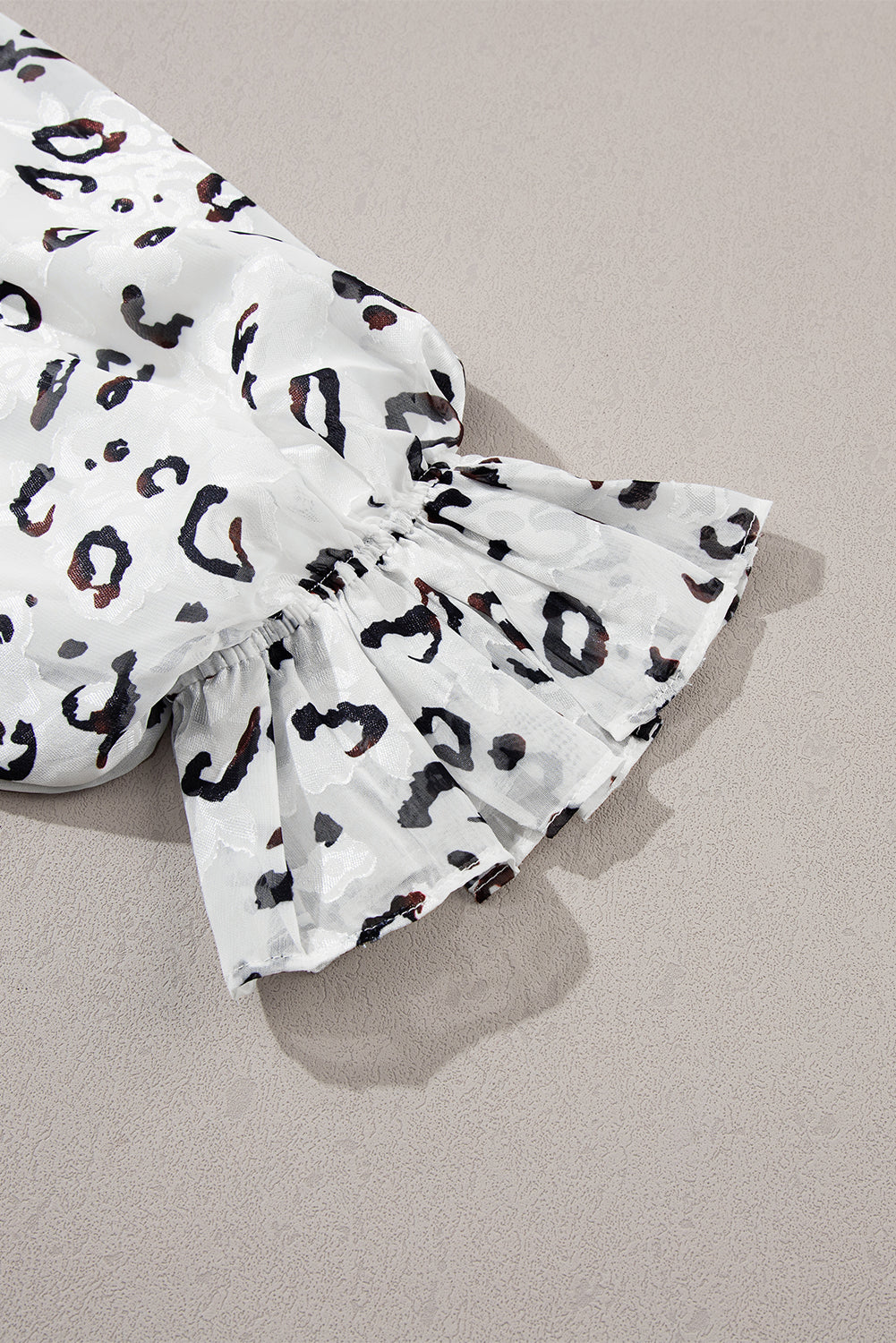 Chemise blanche boutonnée à imprimé léopard et manches à volants-A WOMAN WE LOVE