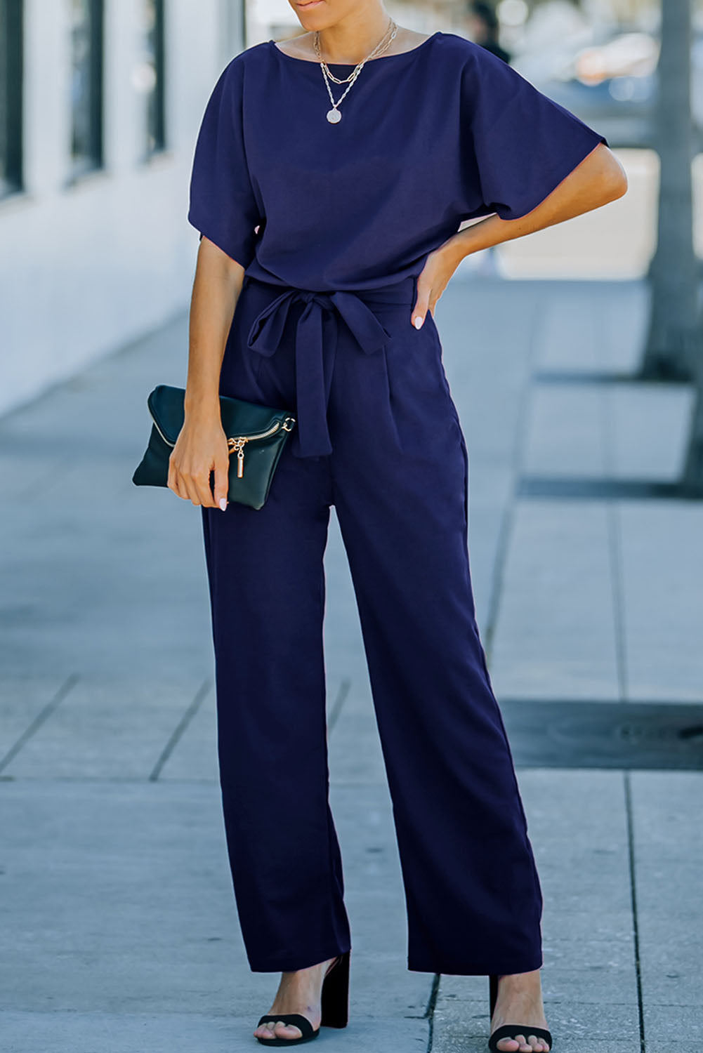 Combinaison bleue à jambe large et ceinture-A WOMAN WE LOVE