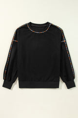 Sudadera de hombro cayendo negro y borde contrastante de arco iris