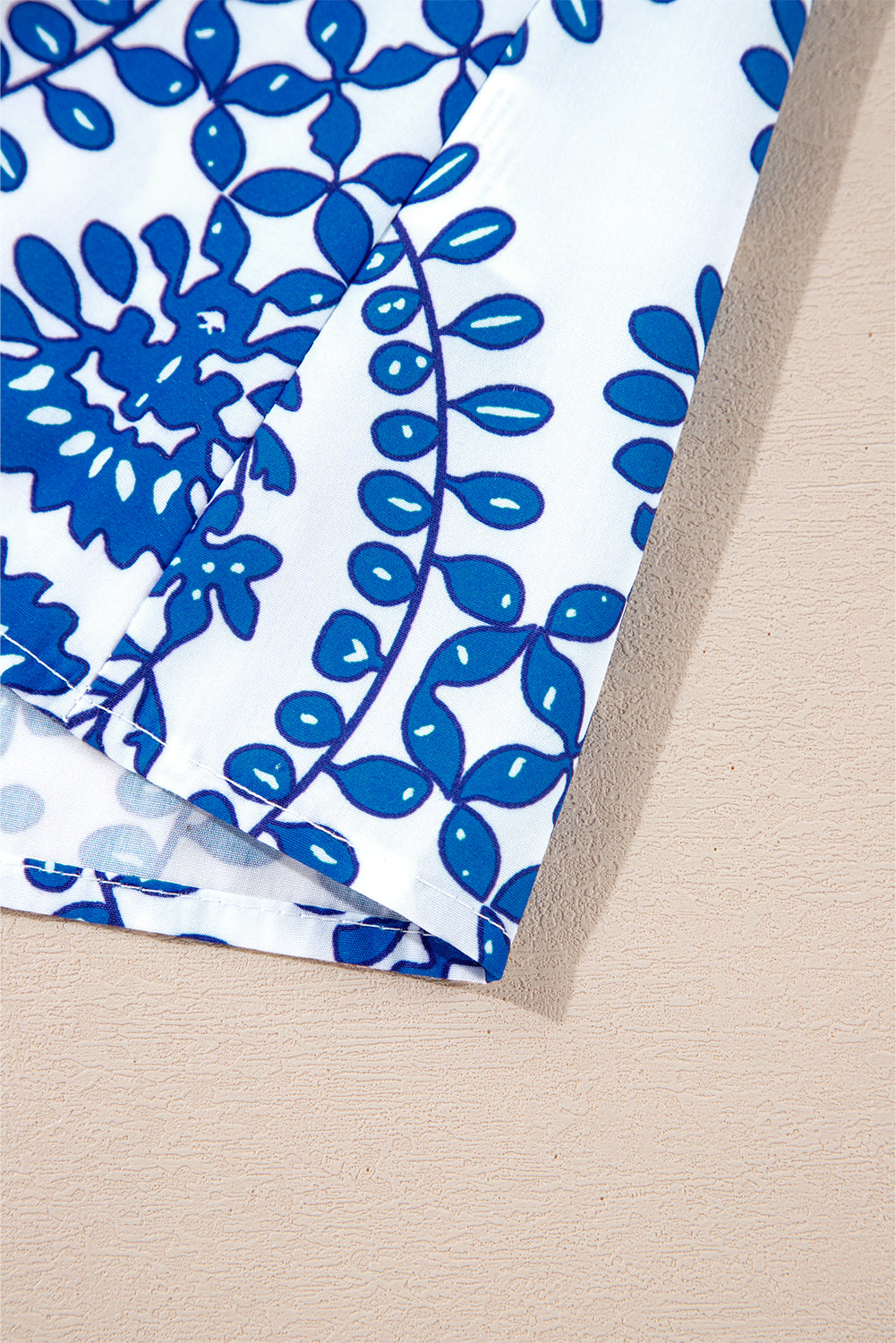 Chemise à col en V fendue à manches bouffantes et imprimé géométrique vintage bleu ciel-A WOMAN WE LOVE