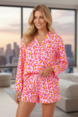 Juego de pijamas rosa con camisa de manga larga y pantalones cortos con estampado de leopardo