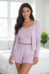 Ensemble lounge 3 pièces : short court à bretelles fines et cardigan à la texture délicate