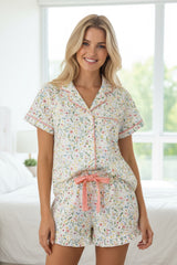Ensemble de pyjama court à imprimé floral blanc et passepoil contrastant