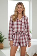 Ensemble lounge 2 pièces : chemise à carreaux rouges rétro à manches longues et short à cordon.
