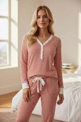 Living room set with high -collar button on V -collar and red -stored size pants