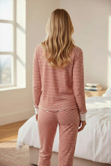 Living room set with high -collar button on V -collar and red -stored size pants