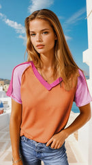 Camiseta con cuello en V tricotado con bloques de color *