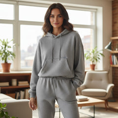Juego de ropa deportiva gris lisa con sudadera con capucha y pantalones para trotar con hombros que caen
