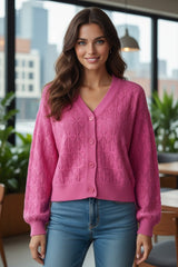 Cardigan léger fuishia en crochet boutonné sur le devant.