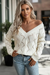 Pull beige en tricot ajouré à col en V *