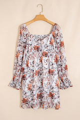 Mini-robe blanche à imprimé floral, col en cœur.