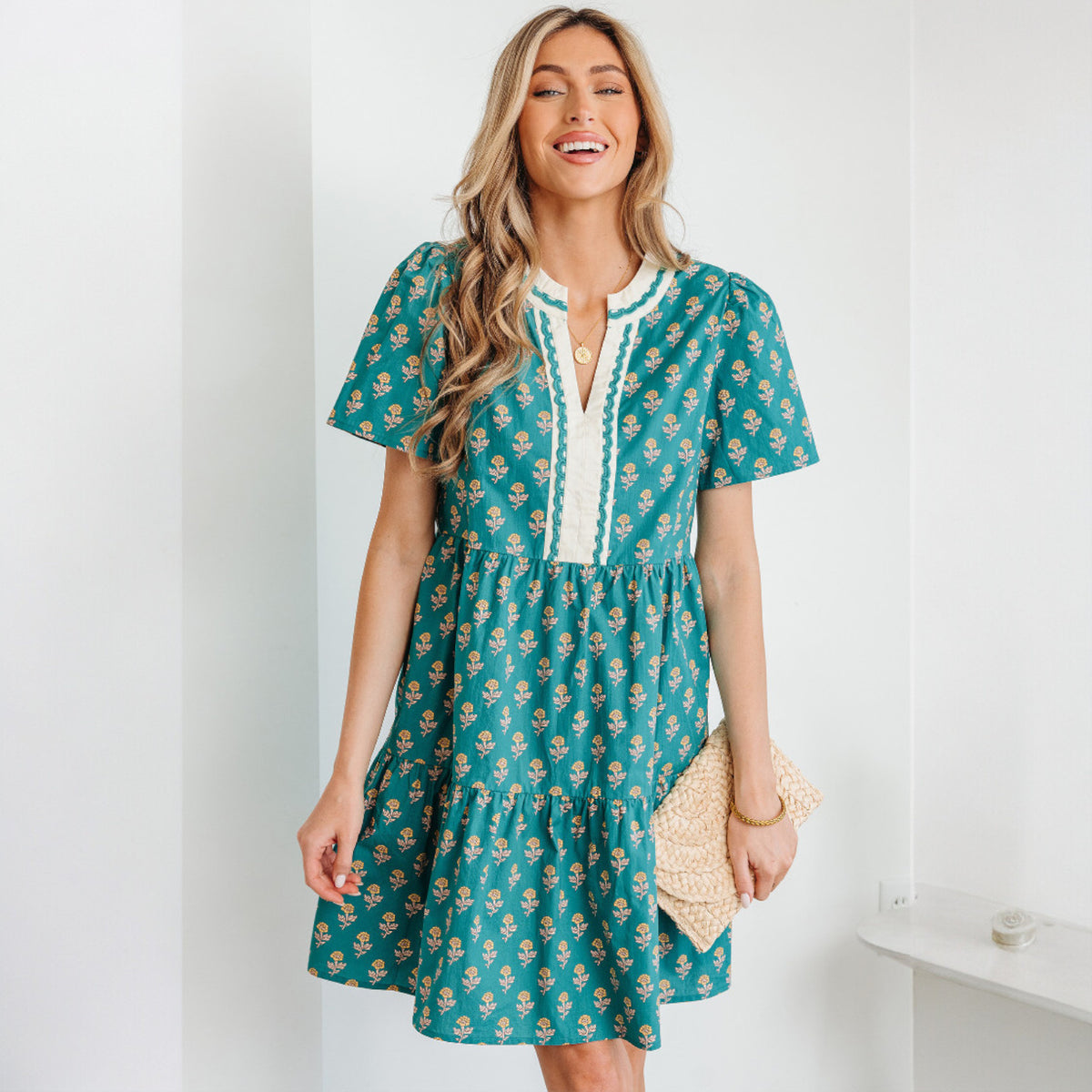 Robe fleurie à manches courtes et col en V