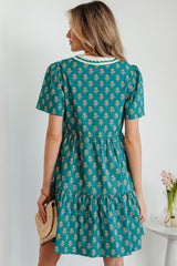 Robe fleurie à manches courtes et col en V