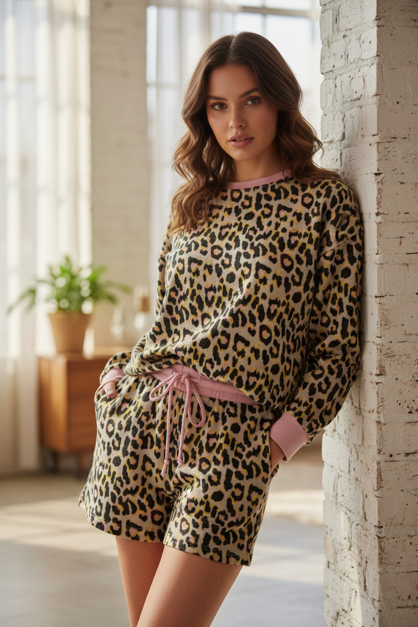 Ensemble short et pull à manches longues et imprimé léopard rose à bords contrastés