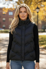 Chaqueta acolchada negra con cuello alto y cremallera