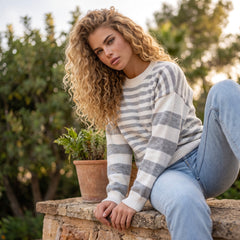 Pull gris à rayures et épaules tombantes