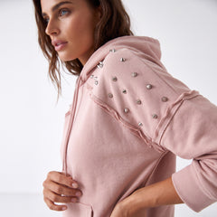 Raglan sleeve hoodie and plain colored rivets with pocket