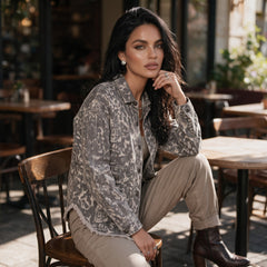 Veste en jean beige foncé à imprimé abstrait et bas brut