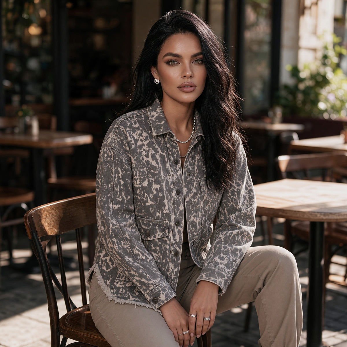 Veste en jean beige foncé à imprimé abstrait et bas brut