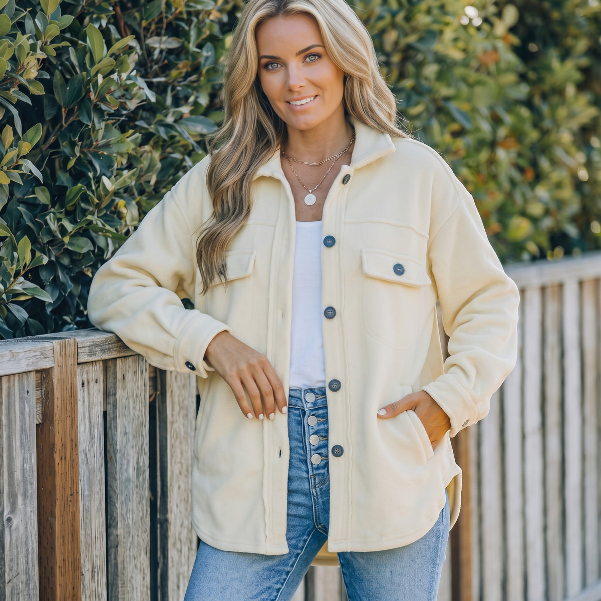 Chaqueta de camisa abotonada beige con cuello doblado