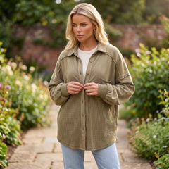 Chaqueta sorprendida abotonada en Moss Roam Knitting