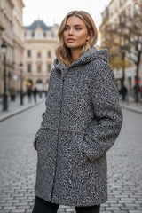 🖤 DOUCEUR URBAINE – La veste cocon à capuche pour vos journées d’hiver