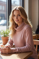 2 couleurs pour le pull cocon à col roulé en maille douce