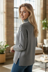 2 couleurs pour le pull col roulé aux détails nacrés chic