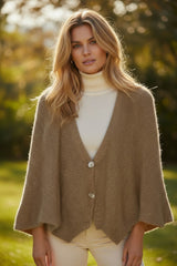 🧶 Élégance Flottante – Poncho Tricoté Beige foncé