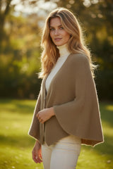 🧶 Élégance Flottante – Poncho Tricoté Beige foncé