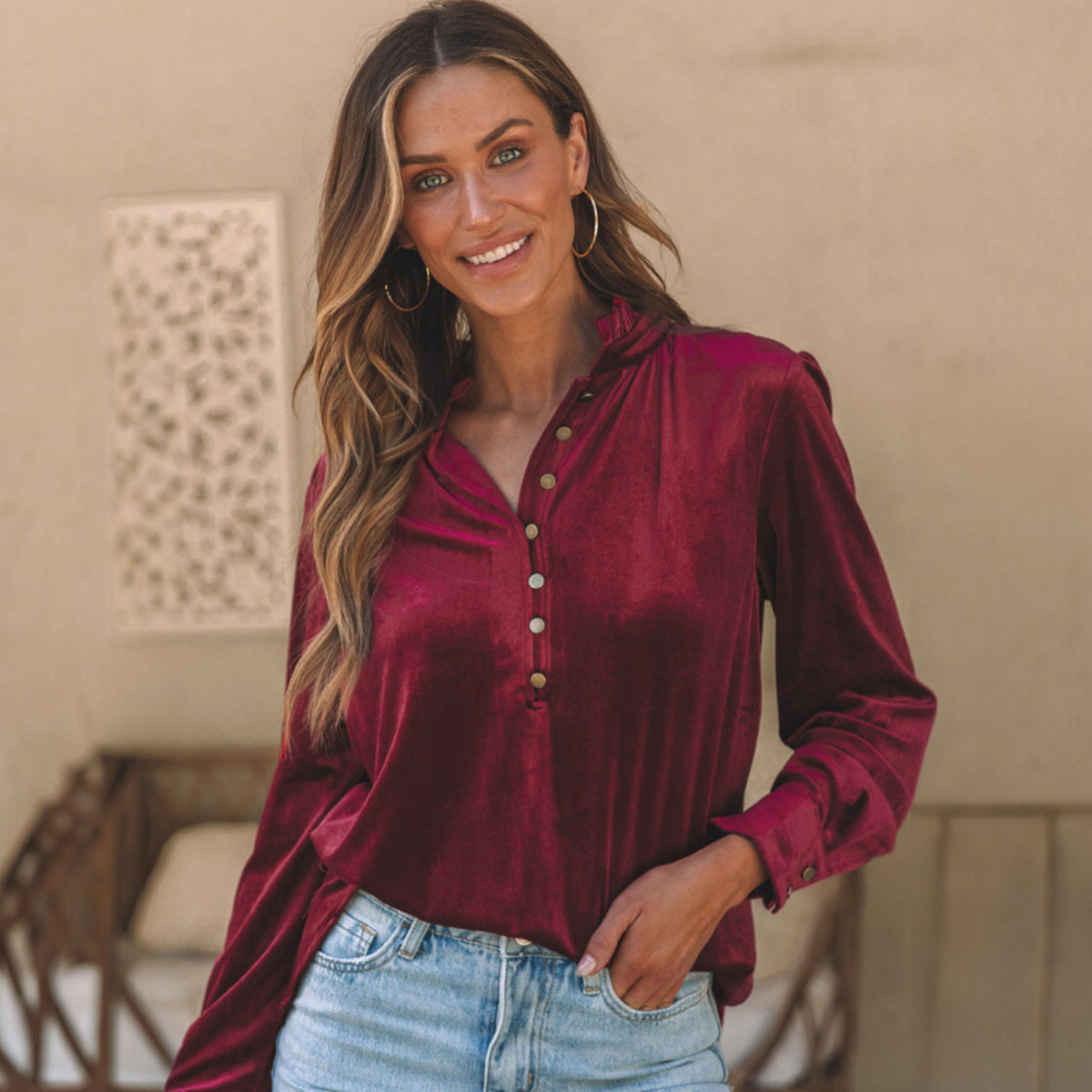 High burgundy in buttoned velvet on the front at the flying collar *