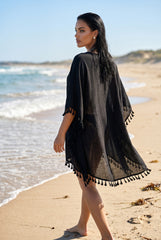 La robe plage bohème noire qui illumine chaque silhouette