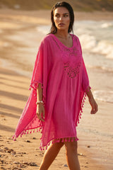 La robe plage bohème fuishia qui illumine chaque silhouette