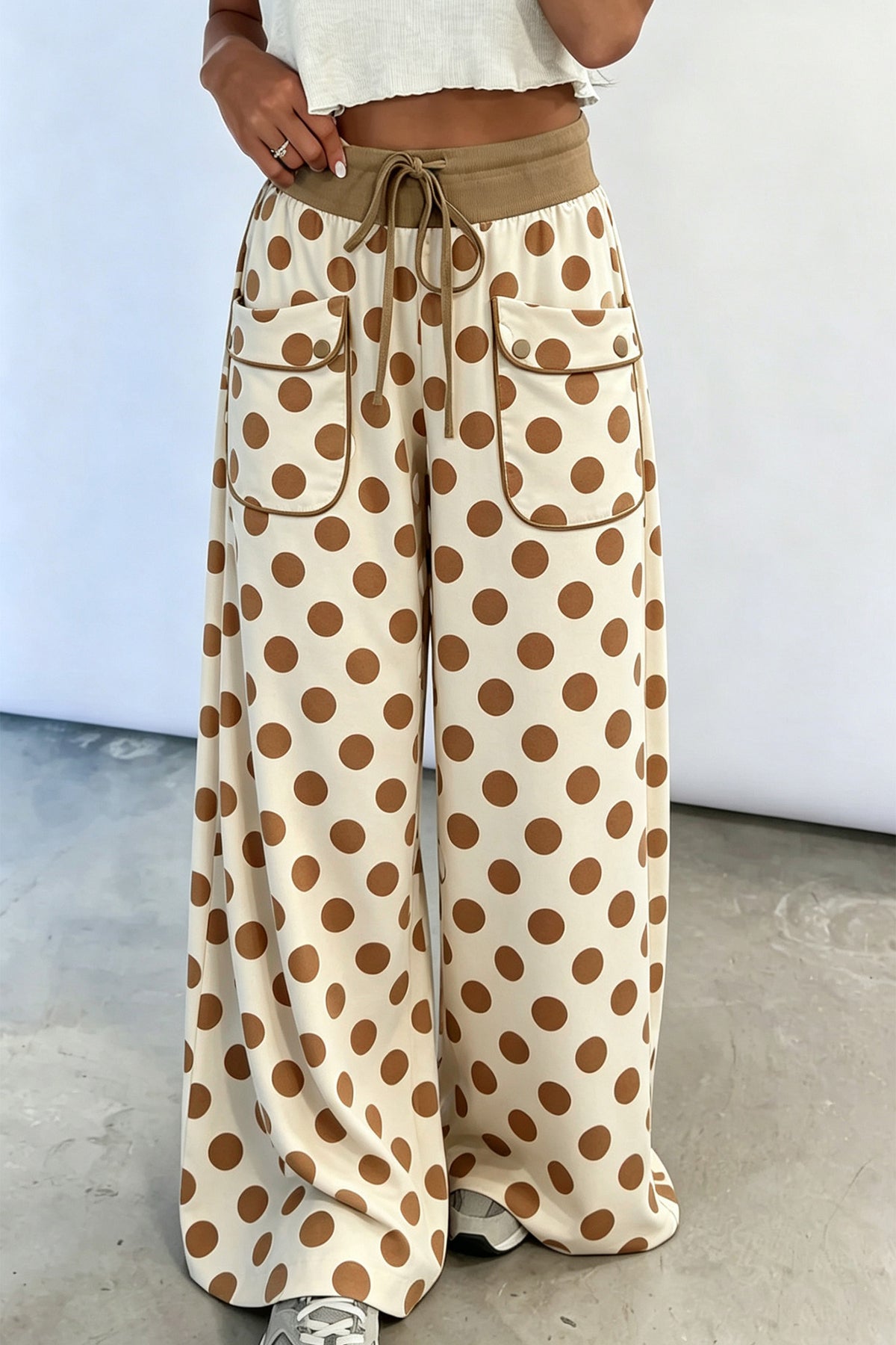 Pantalon large à pois, cordon et poches à détails boutonnés