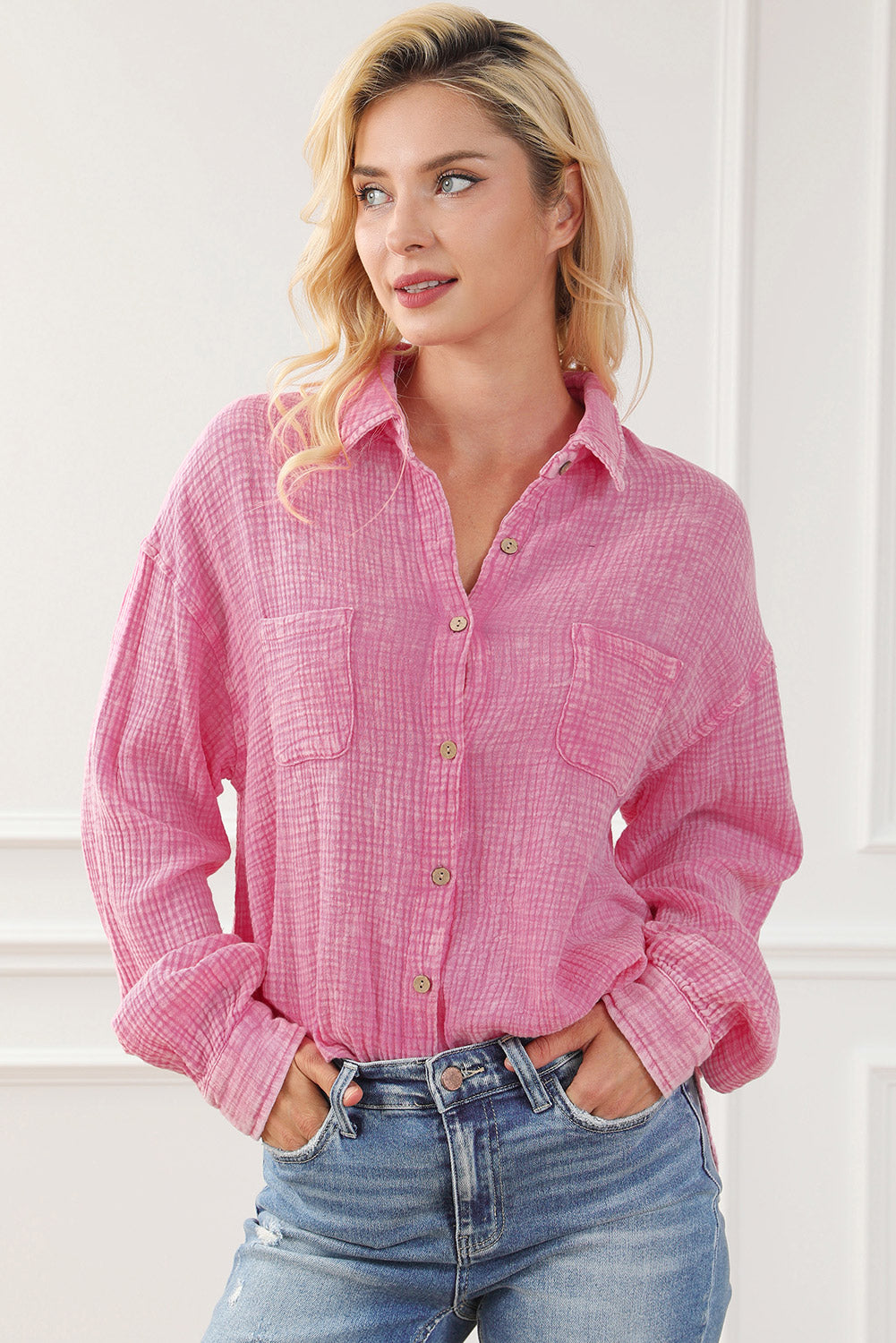 Chemise rose texturée froissée avec poches poitrine et délavé minéral-A WOMAN WE LOVE