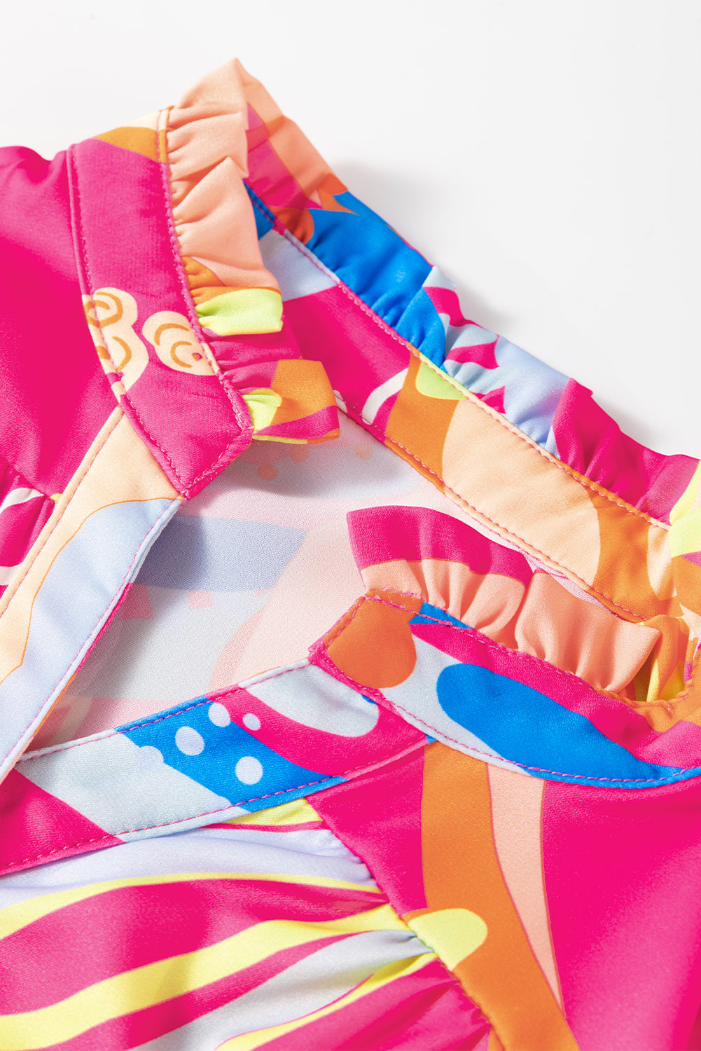 Blouse rose à imprimé abstrait et manches à volants boutonnée à col en V-A WOMAN WE LOVE