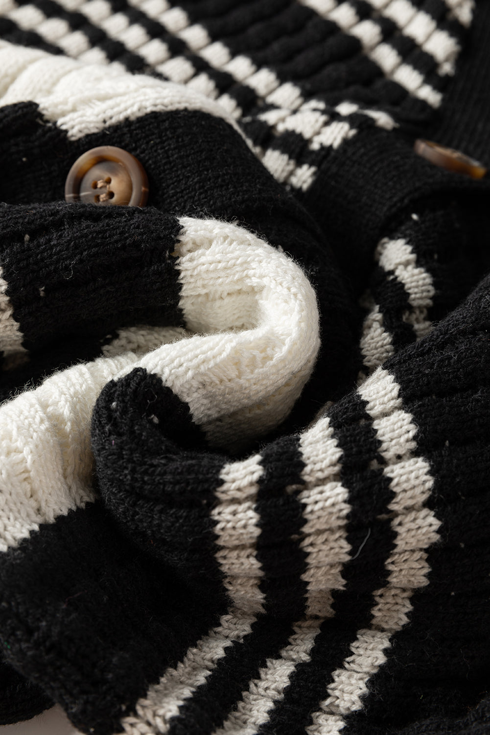 Cardigan boutonné en tricot texturé color block noir-A WOMAN WE LOVE