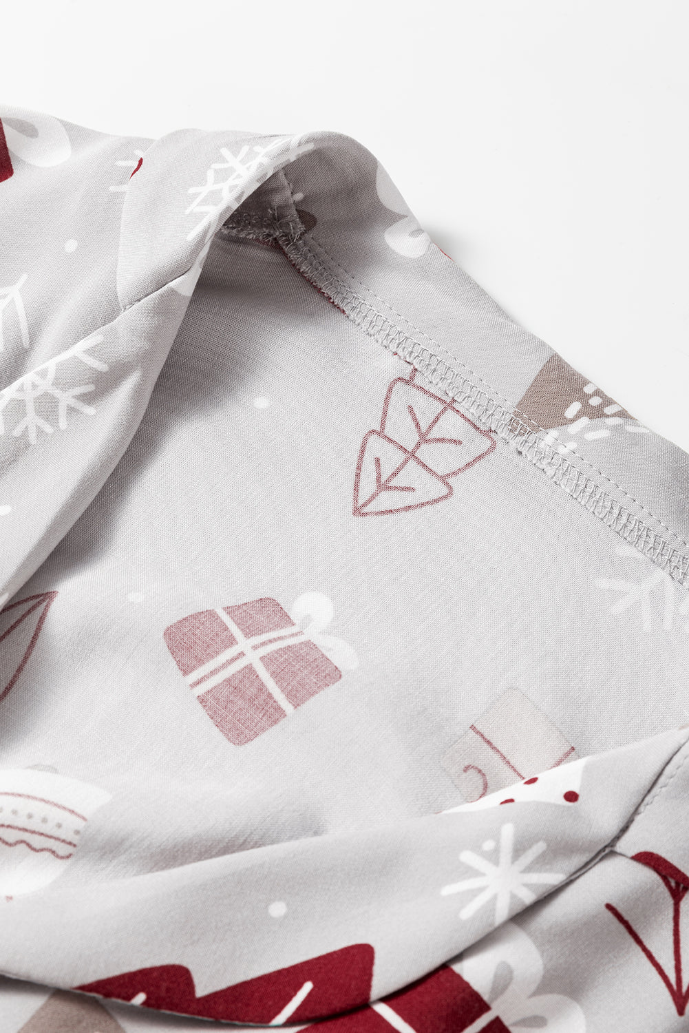 Ensemble pyjama gris clair chemise et pantalon imprimés de Noël-A WOMAN WE LOVE