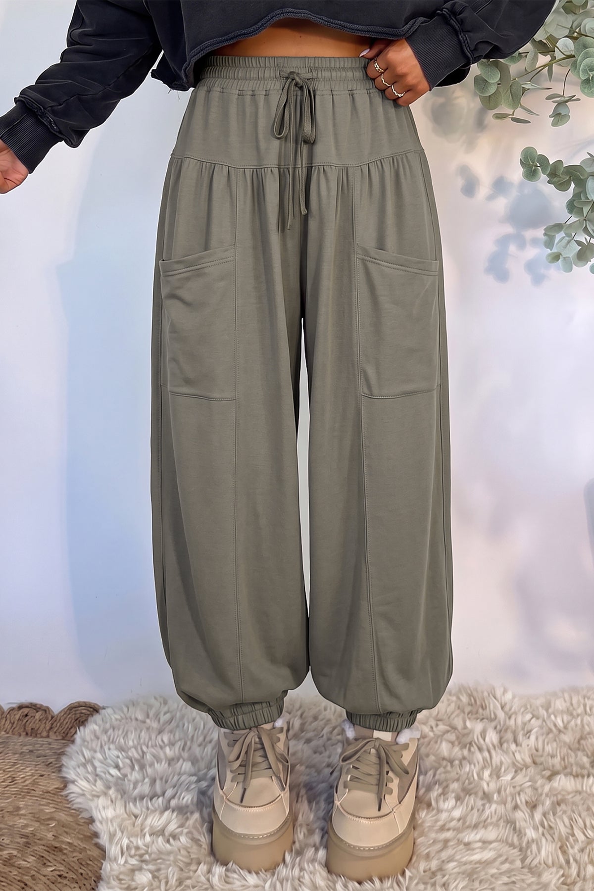 Pantalon large vert kaki ou bleu à taille élastiquée et cordon