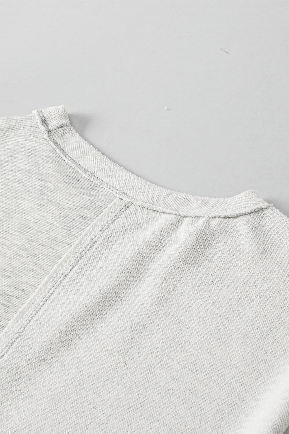 Conjunto de camiseta y pantalones cortos con costura expuesta y bolsillo en el pecho con bloques de color caqui