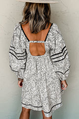 Estampado floral mini-bajo y espalda abierta, mangas de bola, collar cuadrado, gris