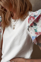 Haut en tricot texturé blanc à manches volantées et imprimé abstrait