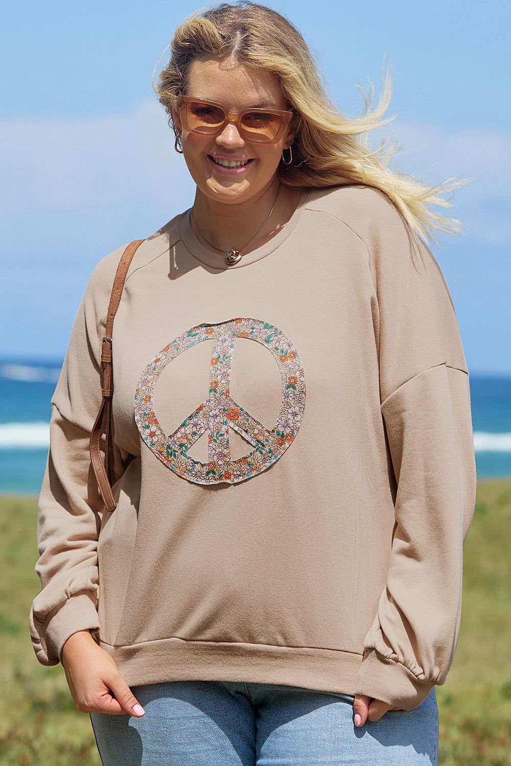 Sudadera de tela de esponja con flavos con un tamaño pálido y gran de color caqui floral