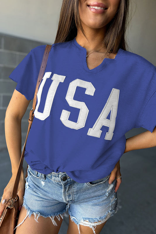 Camiseta holgada con cuello con muescas y parche con letras de EE. UU. en azul oscuro
