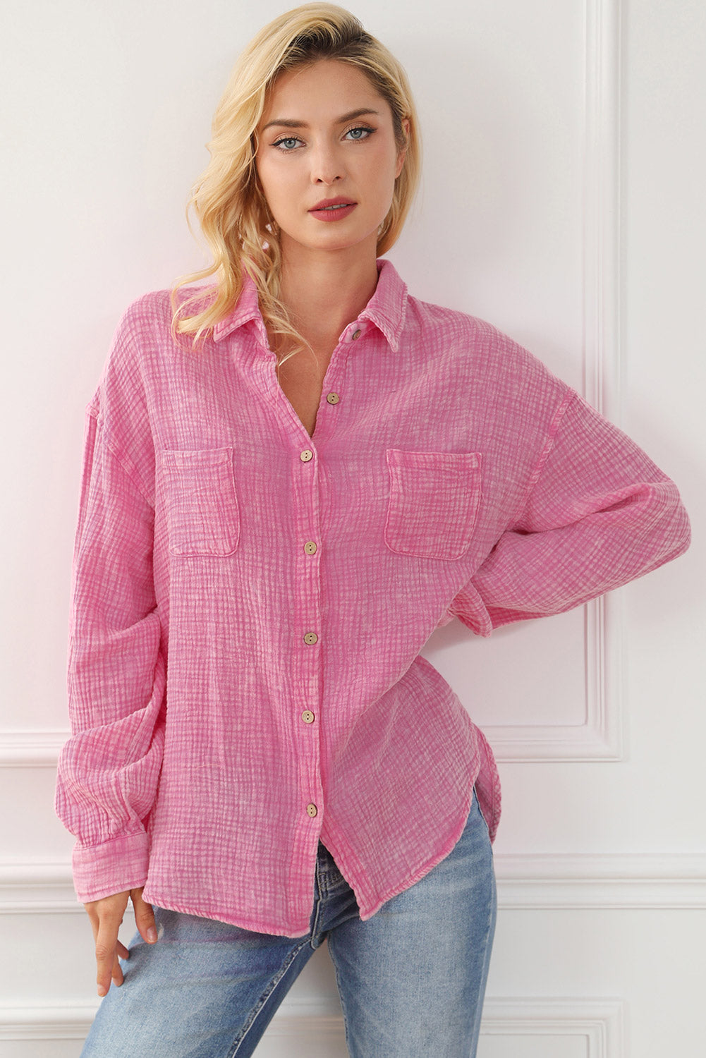 Chemise rose texturée froissée avec poches poitrine et délavé minéral-A WOMAN WE LOVE