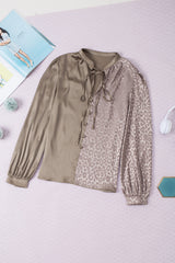 Chemisier en satin jacquard demi-léopard contrasté beige français clair-A WOMAN WE LOVE