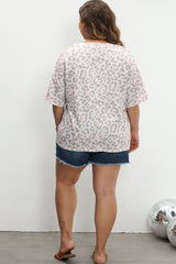 Camiseta marrón con estampado de leopardo y cuello en V, gran tamaño