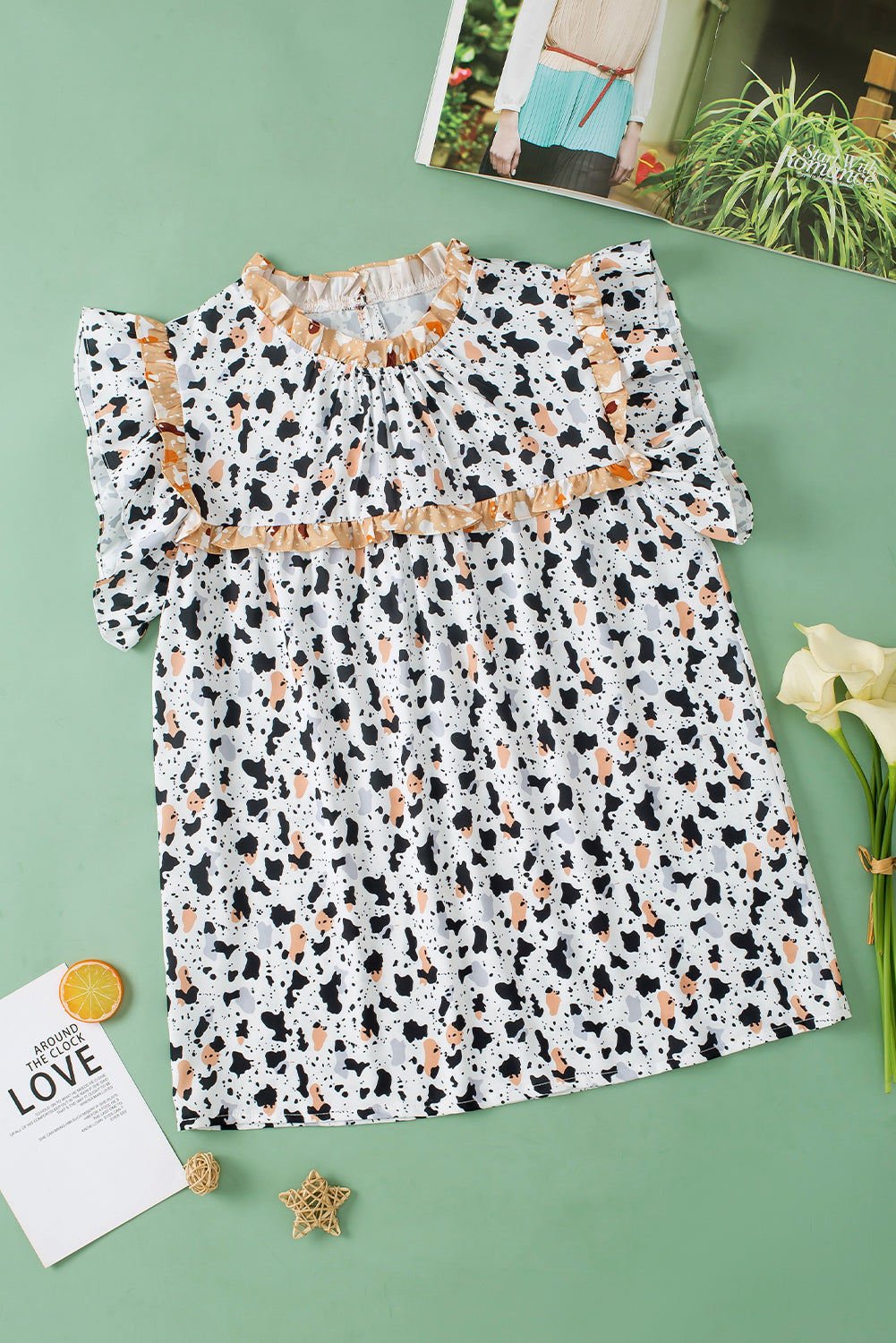 Chemisier blanc à pois et imprimé léopard à volants-A WOMAN WE LOVE