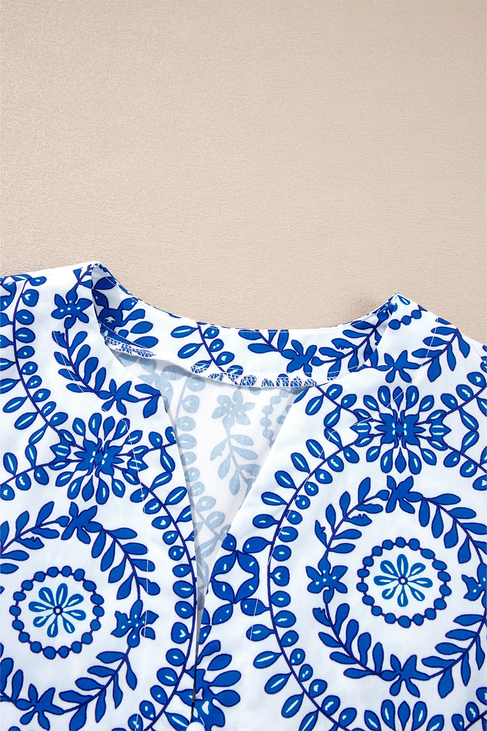 Chemise à col en V fendue à manches bouffantes et imprimé géométrique vintage bleu ciel-A WOMAN WE LOVE